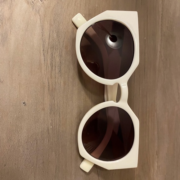 White frame sunglasses - Picture 5 of 5